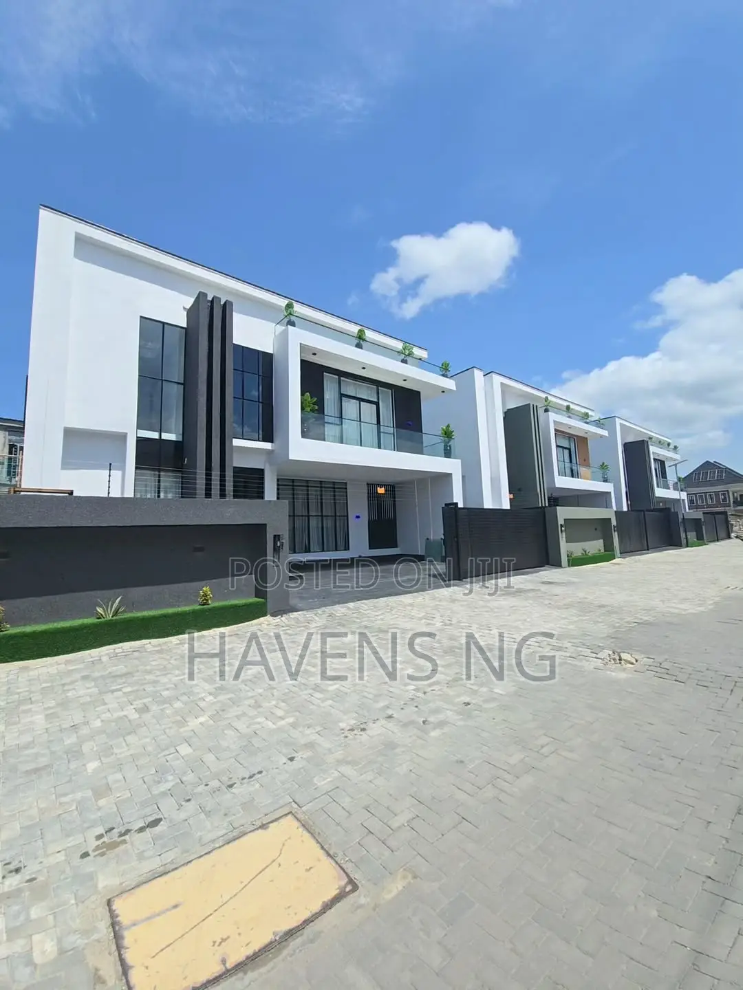 5bdrm Duplex in Lekki Phase 2 for sale