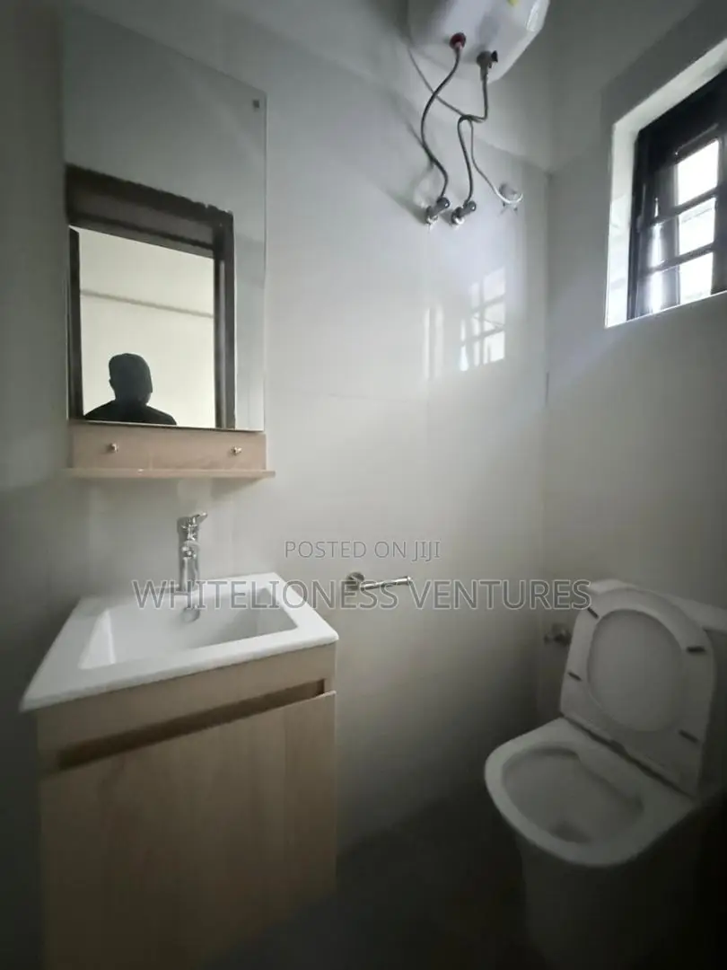 2bdrm Block of Flats in Orchid Road, Chevron for sale