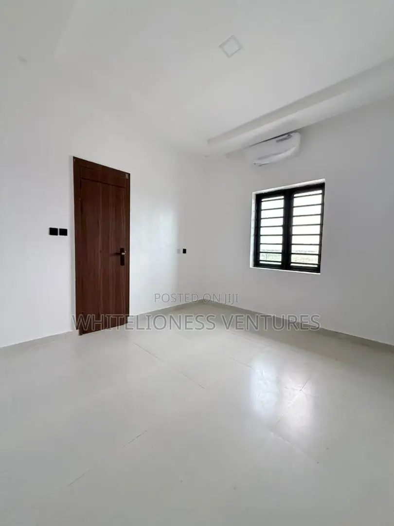 2bdrm Block of Flats in Orchid Road, Chevron for sale
