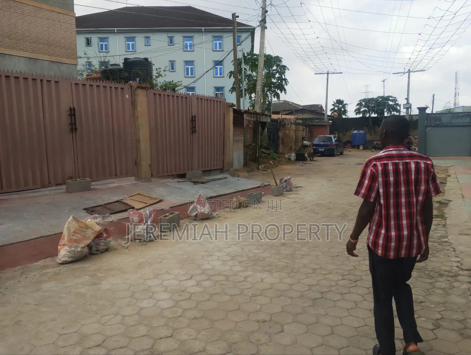 10bdrm Apartment in Udozi, Berger for rent