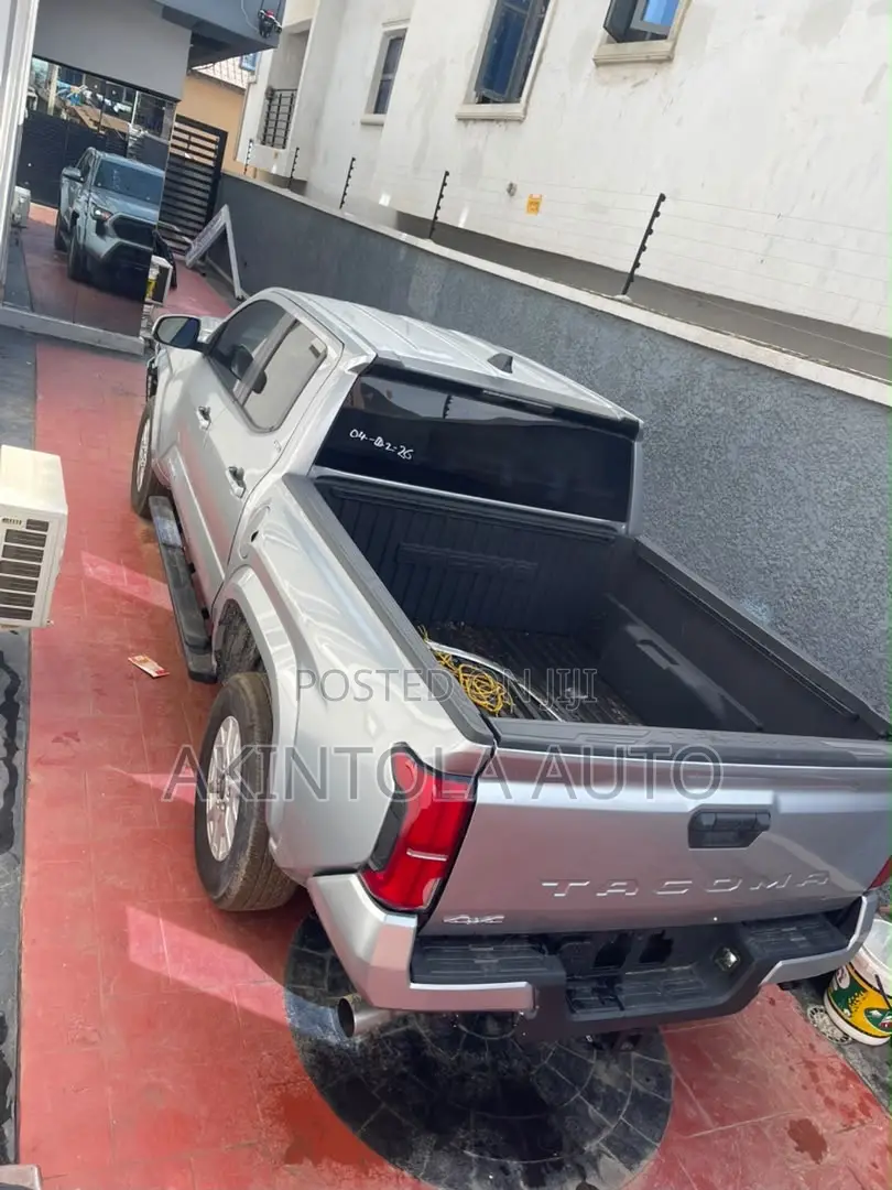 Toyota Tacoma SR5 Double Cab 5' Bed AT 2024 Gray