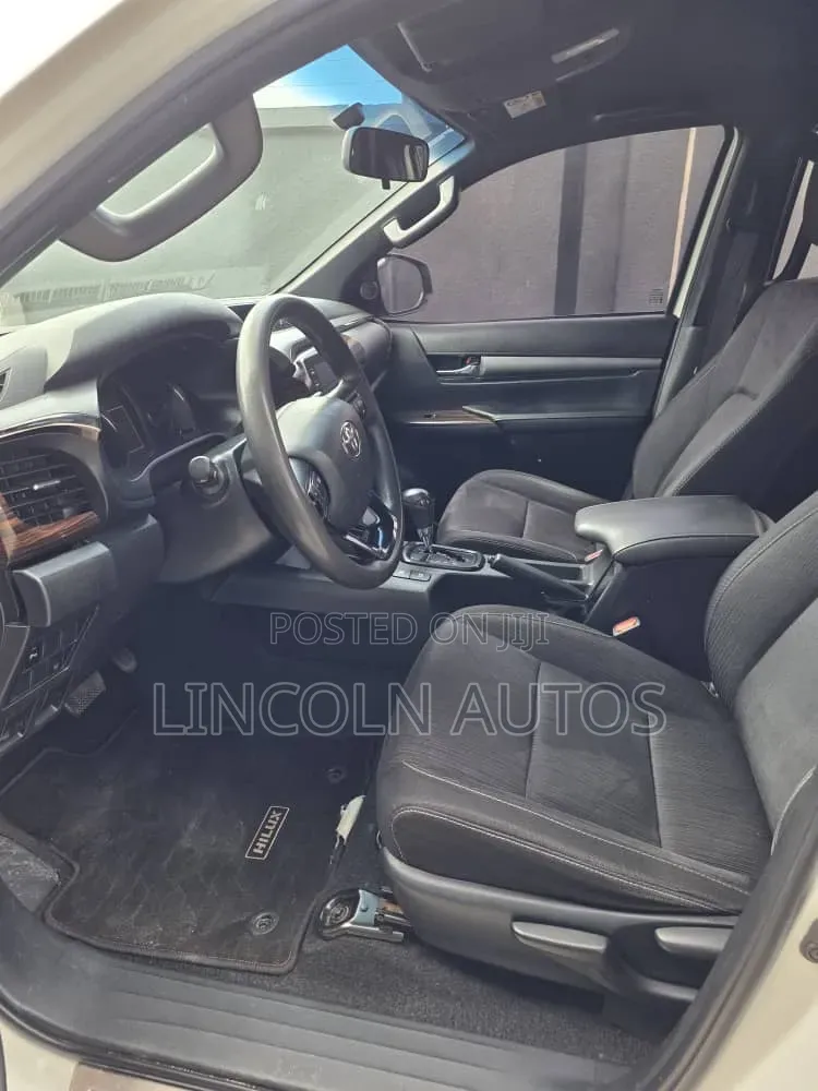 Toyota Hilux 2021 Off white