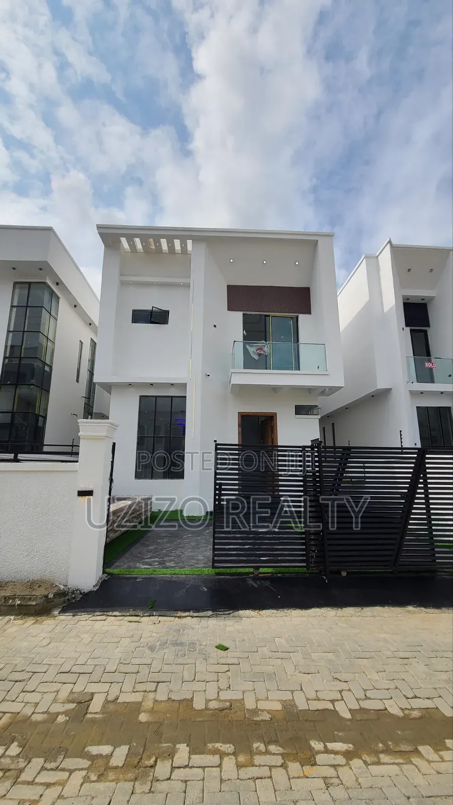 4bdrm Duplex in Chevron for sale