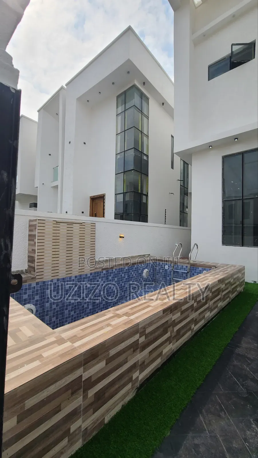 4bdrm Duplex in Chevron for sale