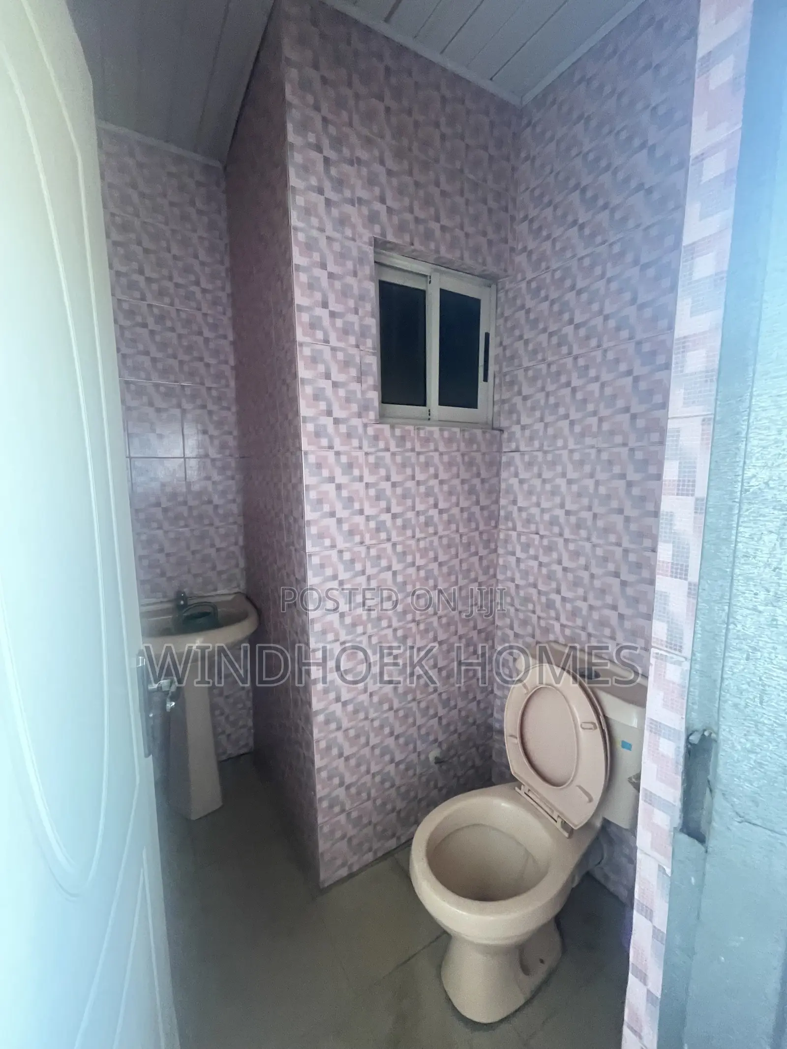 100sqms on the 1st Floor in a Well Serviced Office Complex