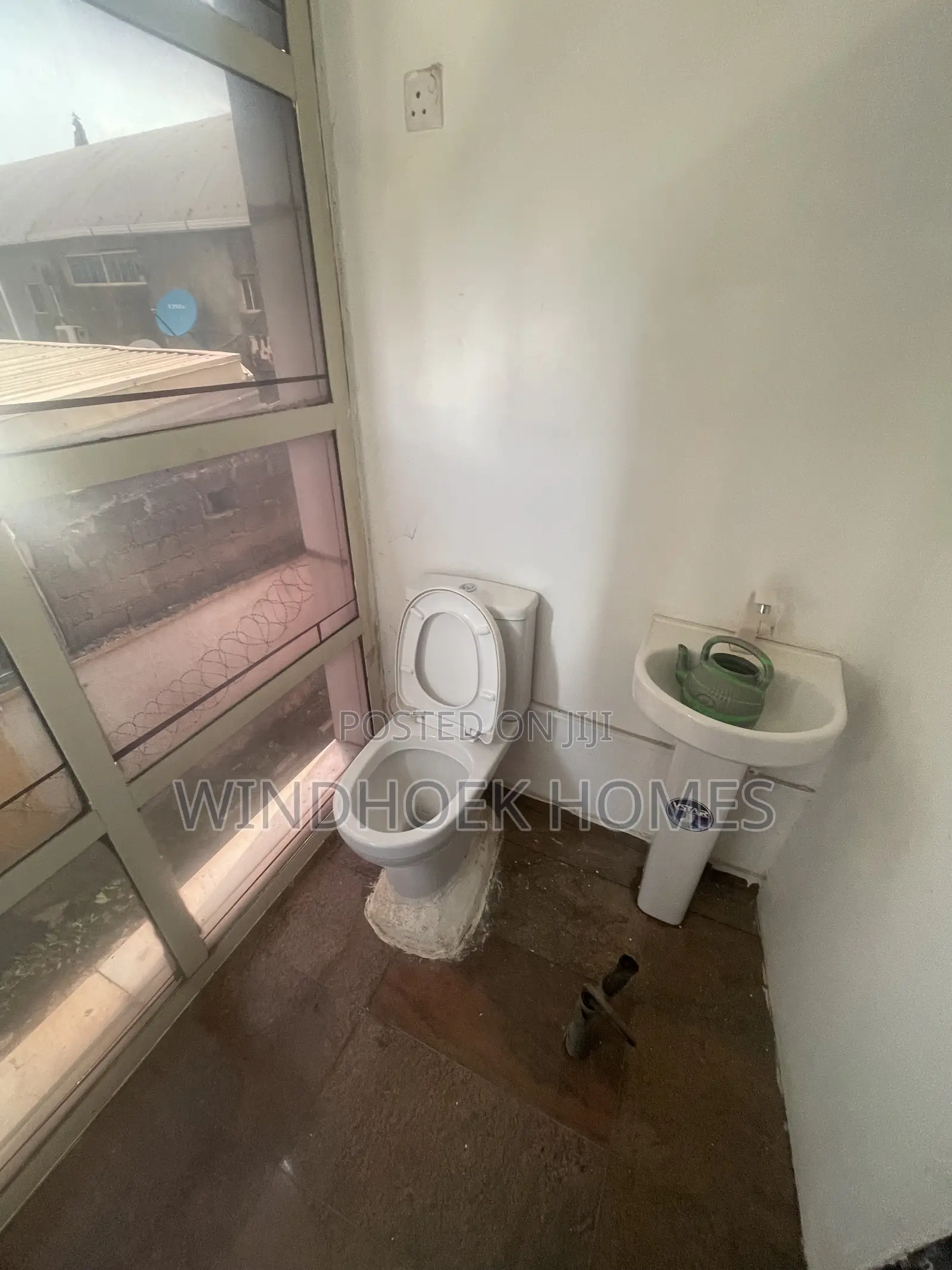 100sqms on the 1st Floor in a Well Serviced Office Complex