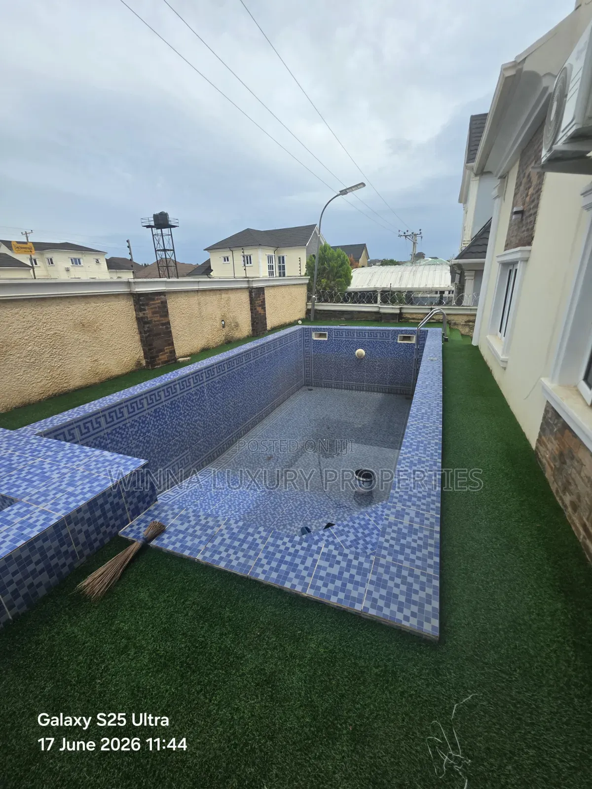 5bdrm Duplex in Pyakasa, Lugbe District for rent