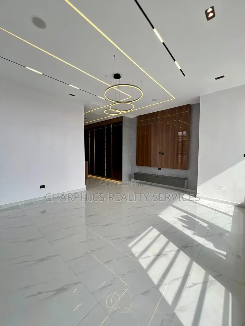 5bdrm Duplex in Ikota for sale