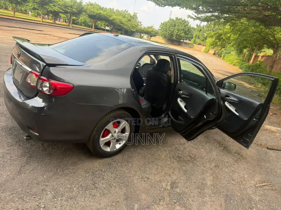 Toyota Corolla LE Special Edition 4dr Sedan (1.8L 4cyl 4A) 2013 Gray