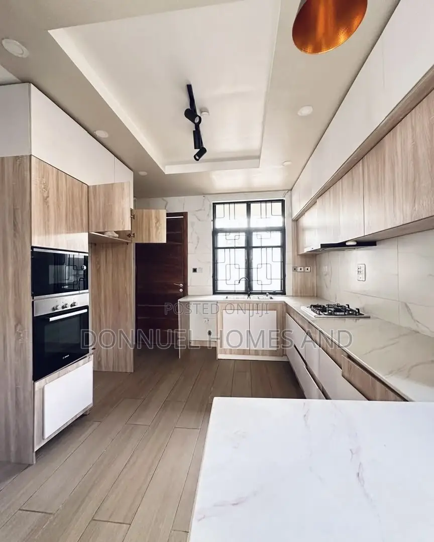 4bdrm Townhouse / Terrace in Lekki Phase 1 for rent