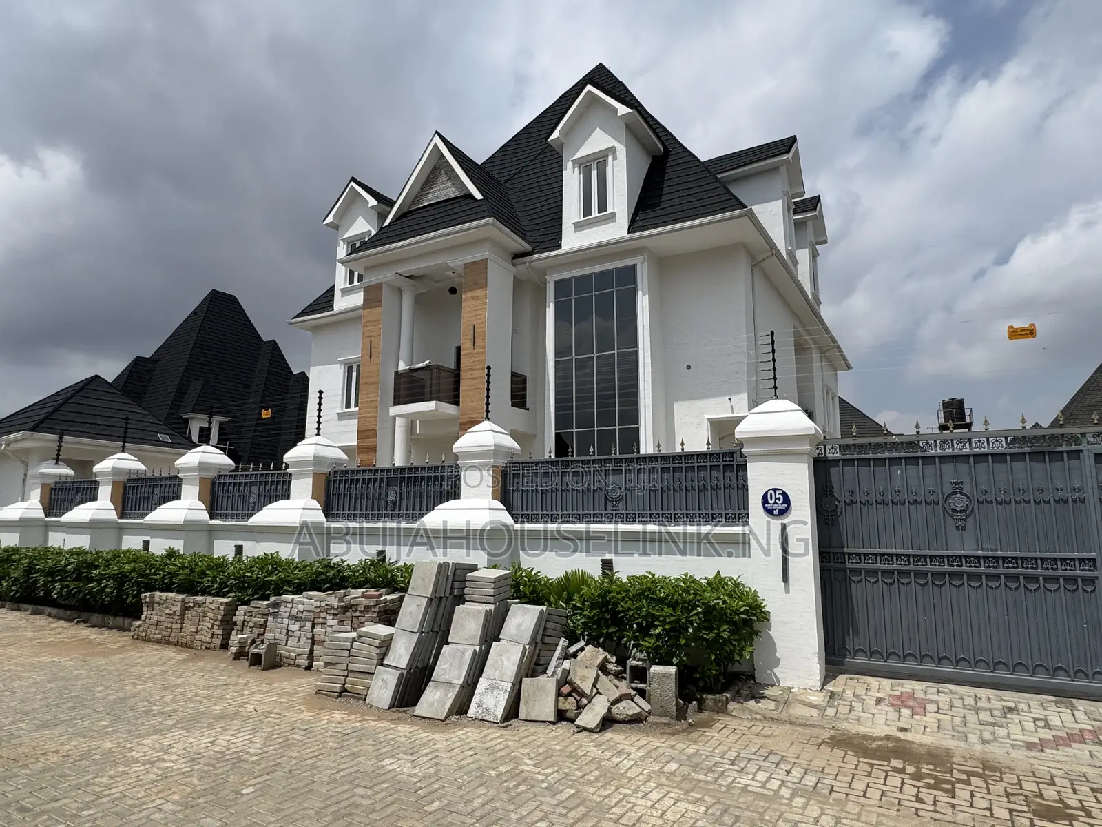 7bdrm Duplex in Efab Metropolis, Karsana for sale