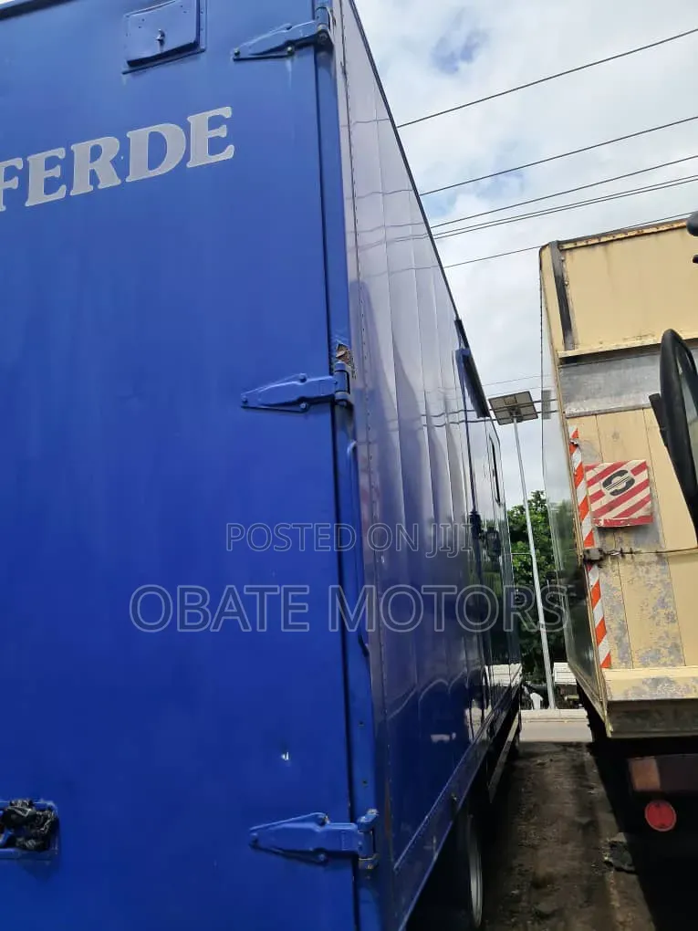 2005 Mercedes 814, Foreign Used, Strong Engine, Excellent Condition.