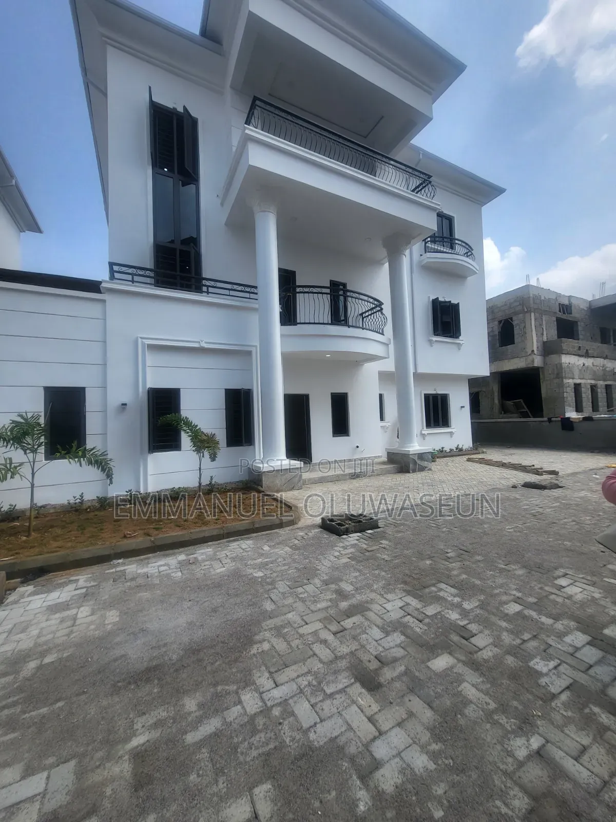 5bdrm Duplex in Guzape District for sale