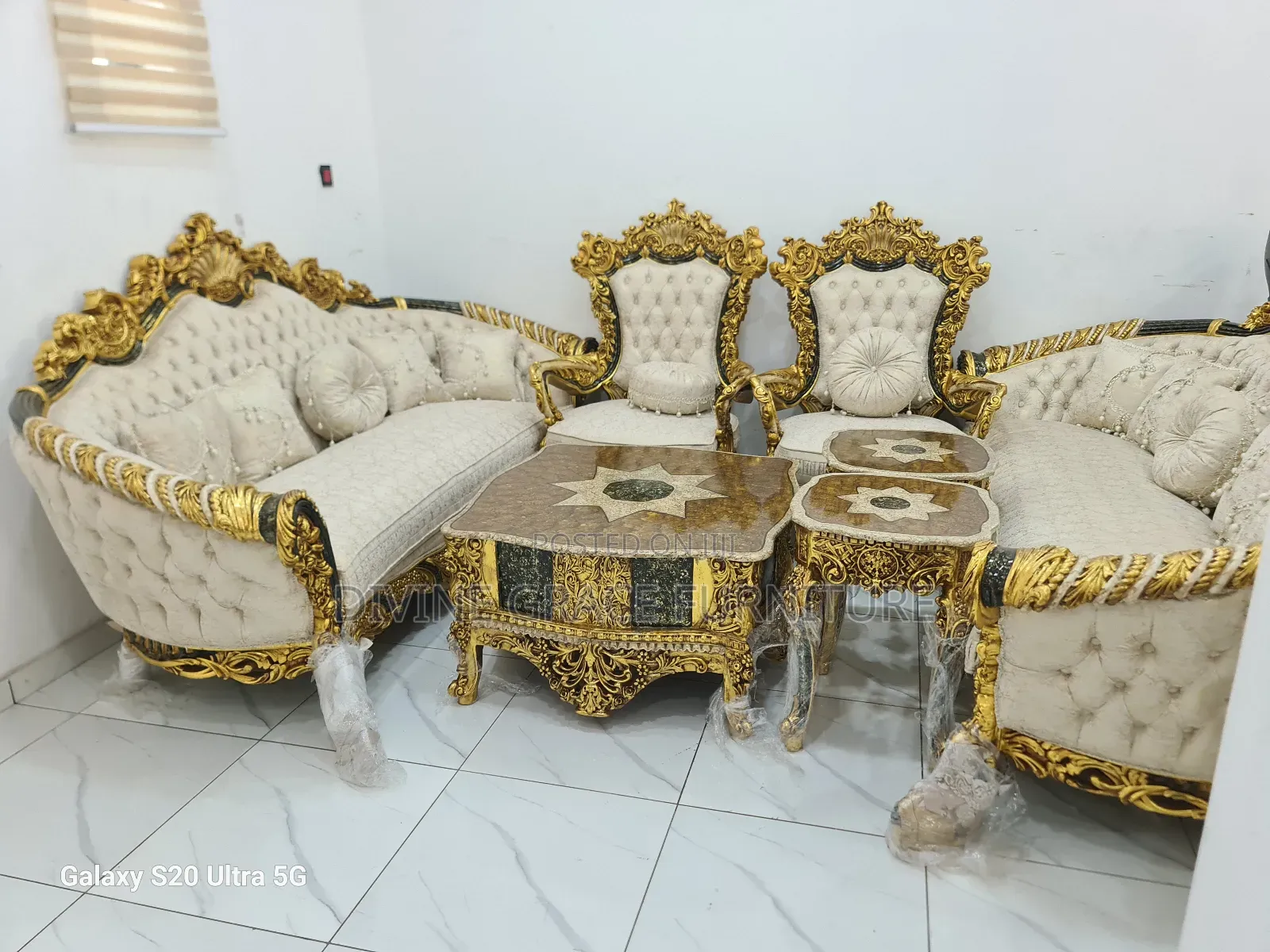 Kings Royal Sofa by 7seaters