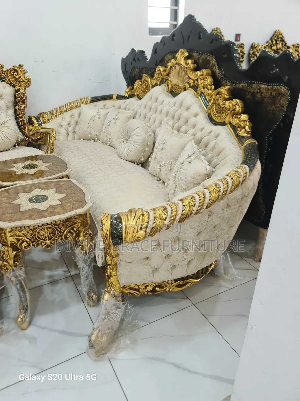 Kings Royal Sofa by 7seaters