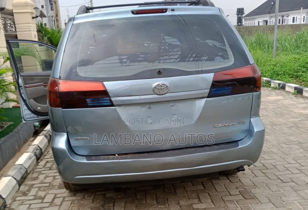 Toyota Sienna 2005 Blue