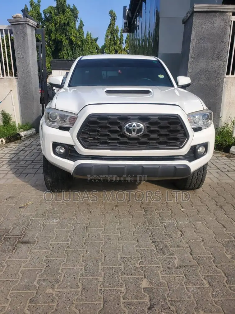 Toyota Tacoma 2024 White