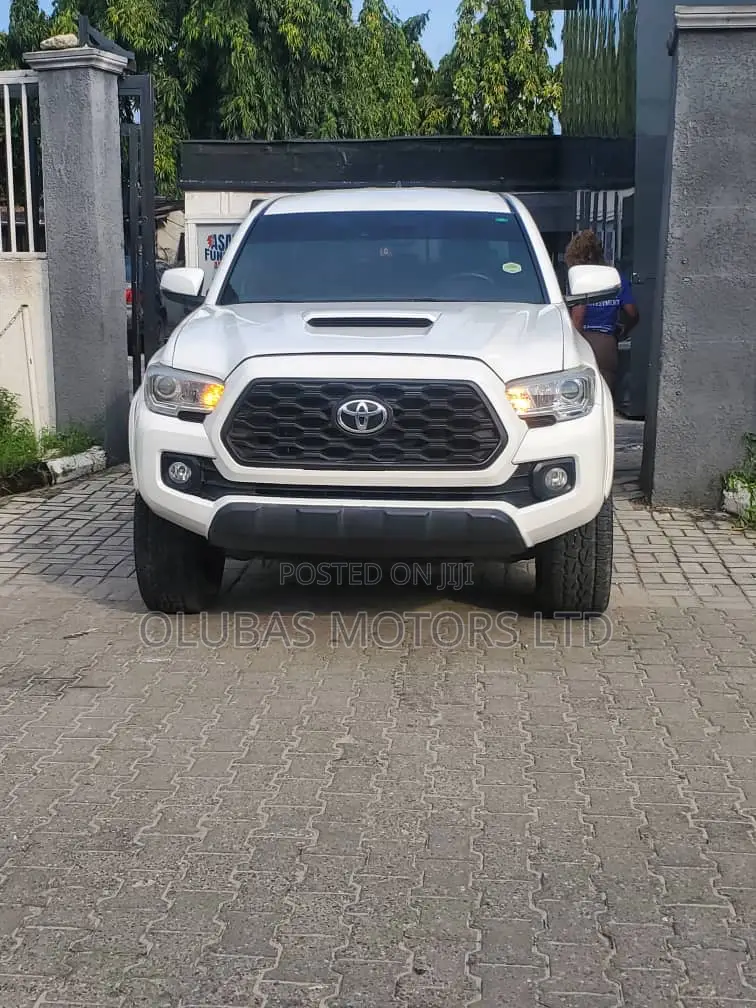 Toyota Tacoma 2024 White