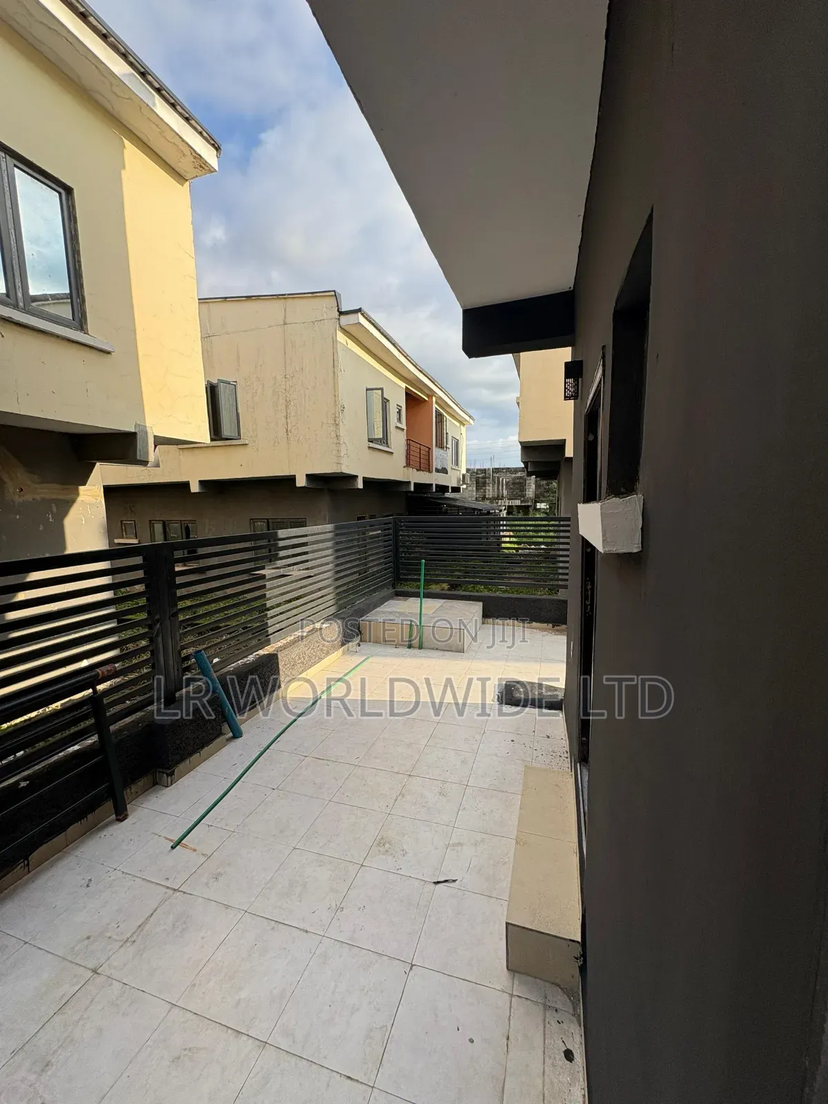 5bdrm Duplex in Paradise, Life Camp for sale