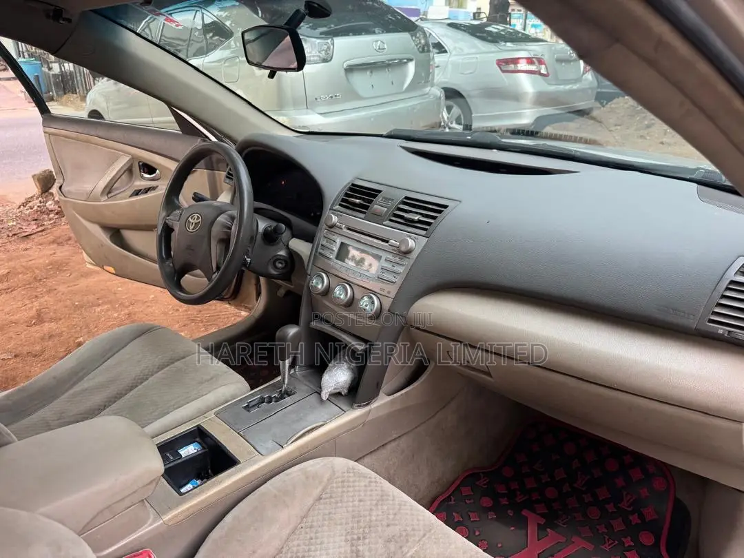 Toyota Camry LE 4dr Sedan (2.4L 4cyl 5A) 2009 Gold