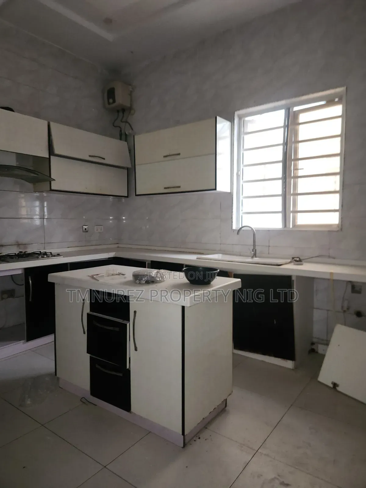 4bdrm Duplex in Chevron for sale