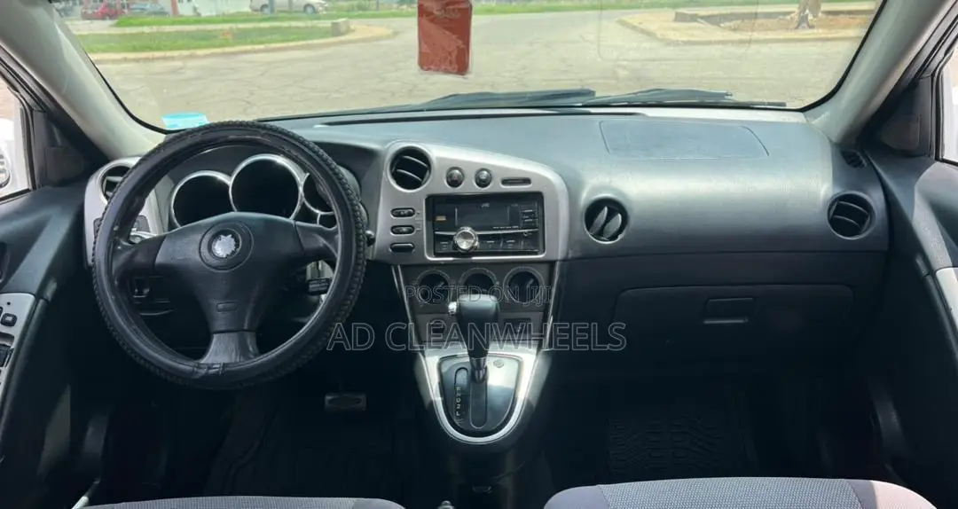 Pontiac Vibe 2006 White