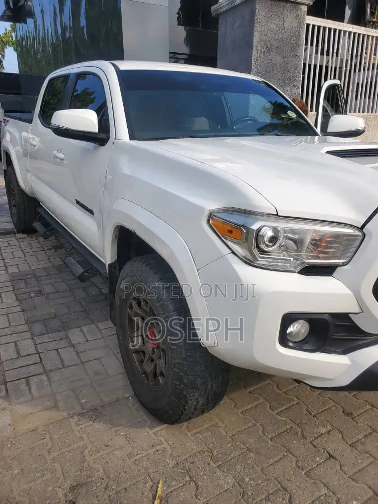Toyota Tacoma 2024 White
