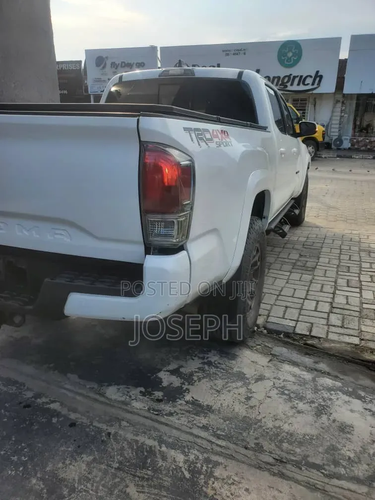 Toyota Tacoma 2024 White