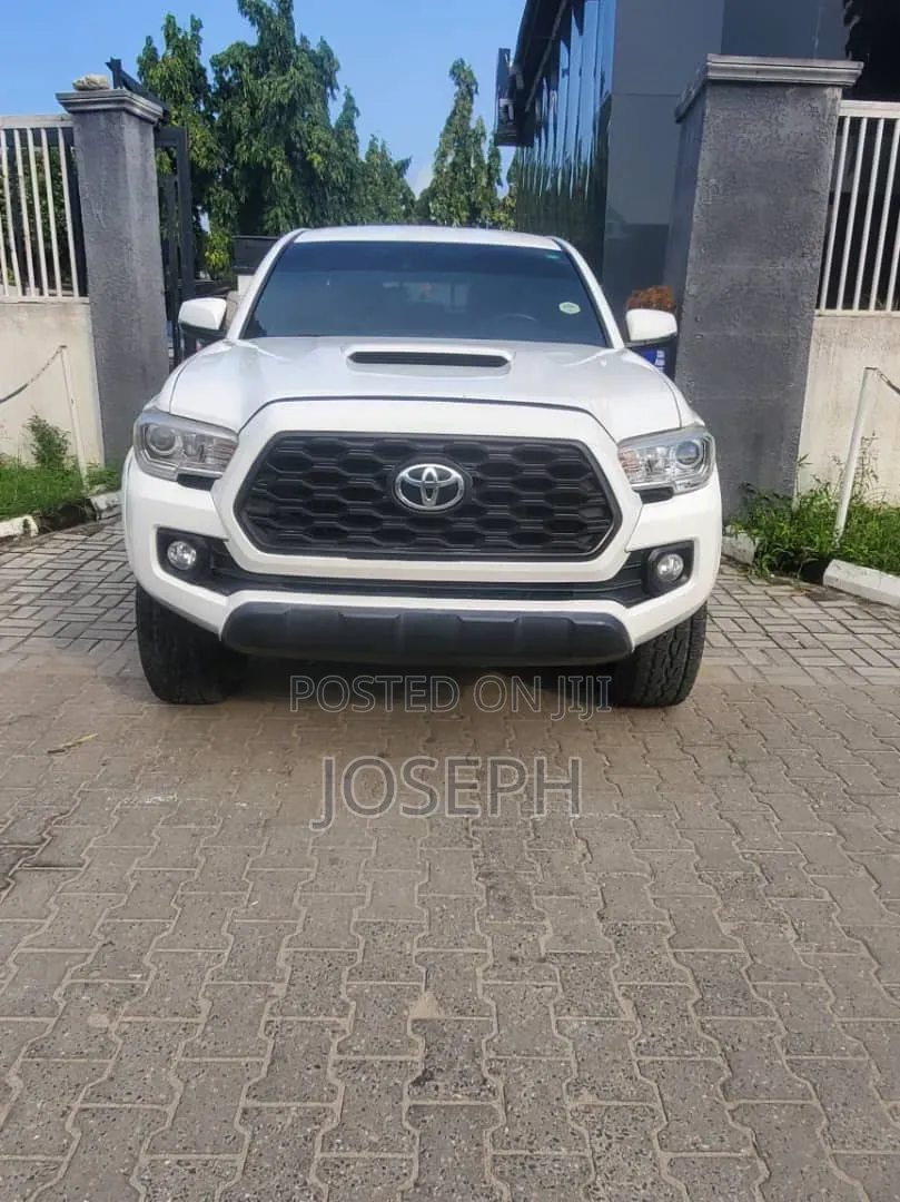 Toyota Tacoma 2024 White