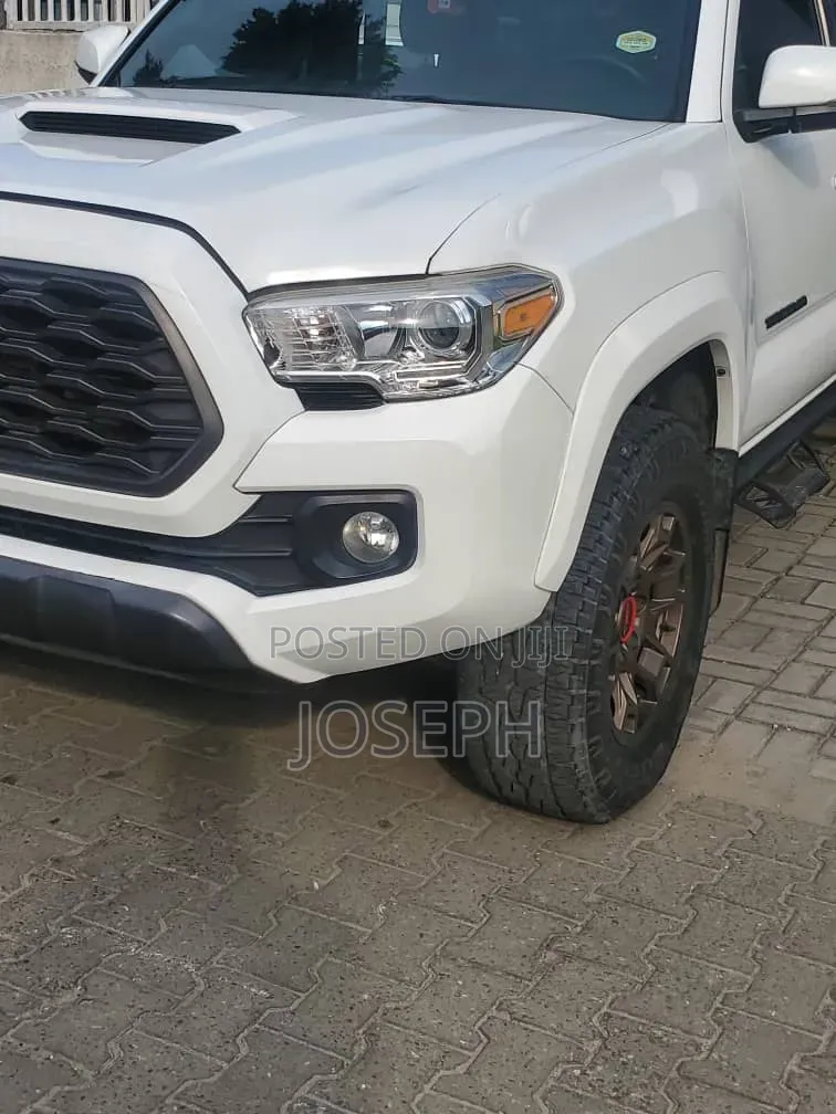 Toyota Tacoma 2024 White