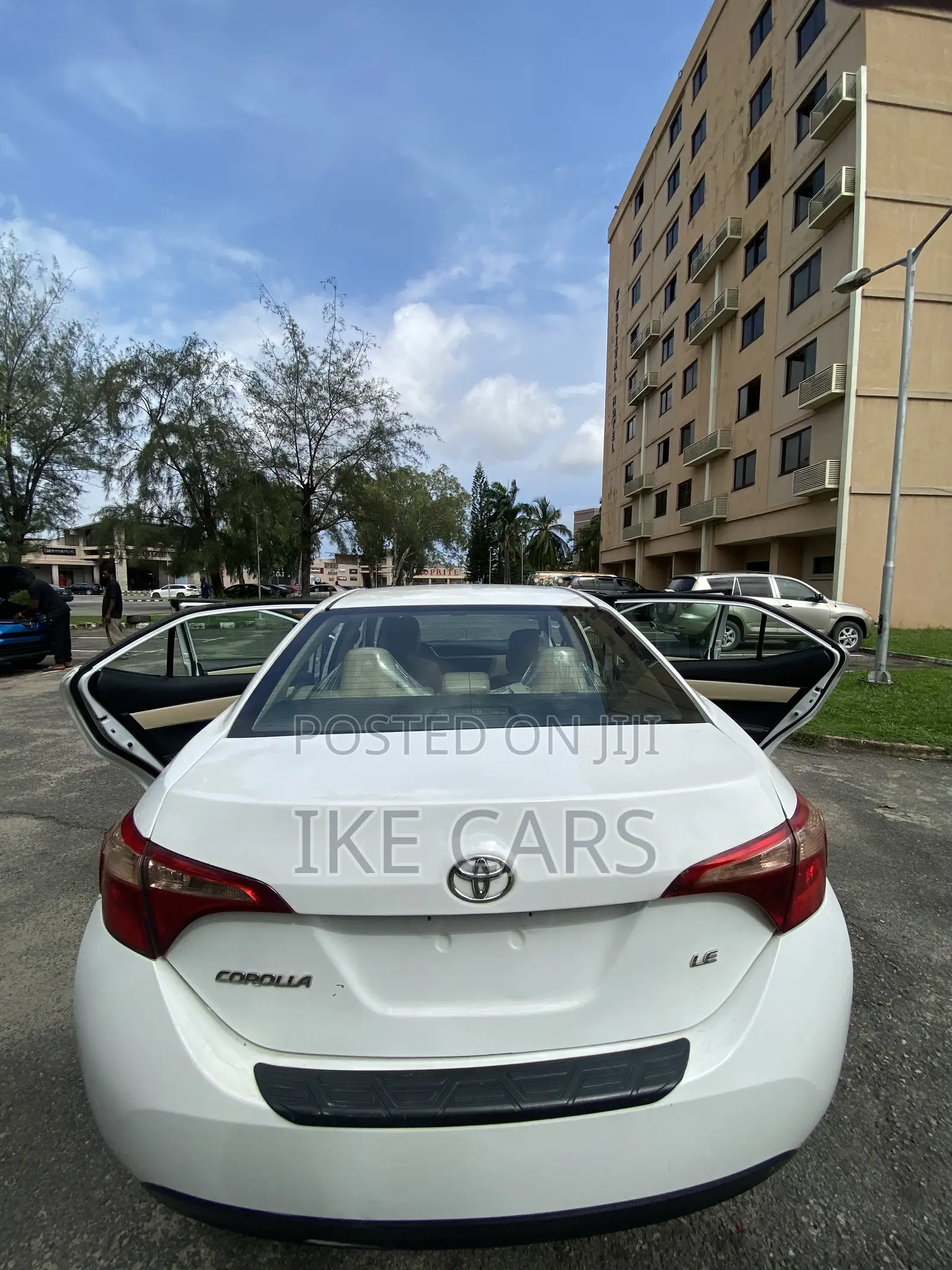 Toyota Corolla LE ECO w/Package 1 4dr Sedan (1.8L 4cyl CVT) 2017 White