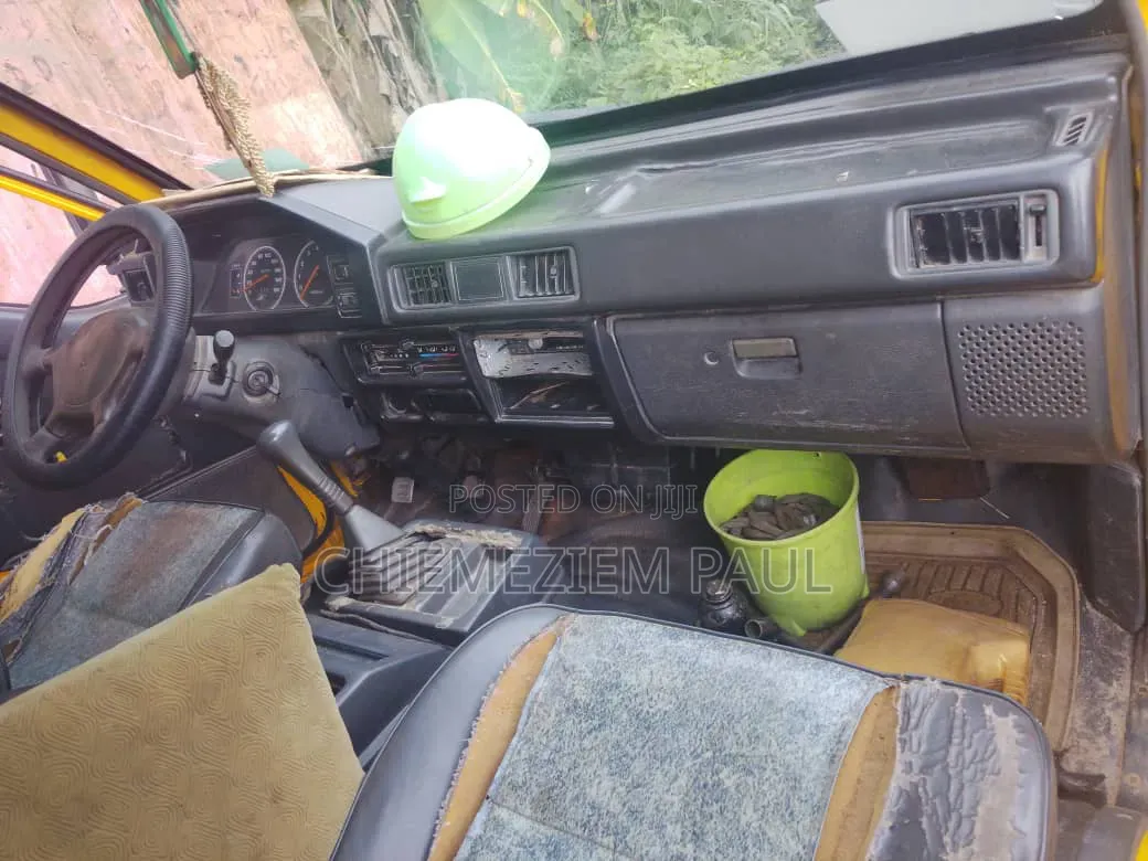 Mitsubishi L300 2004 Yellow