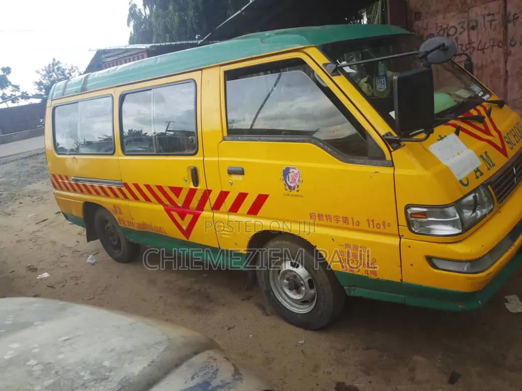 Mitsubishi L300 2004 Yellow