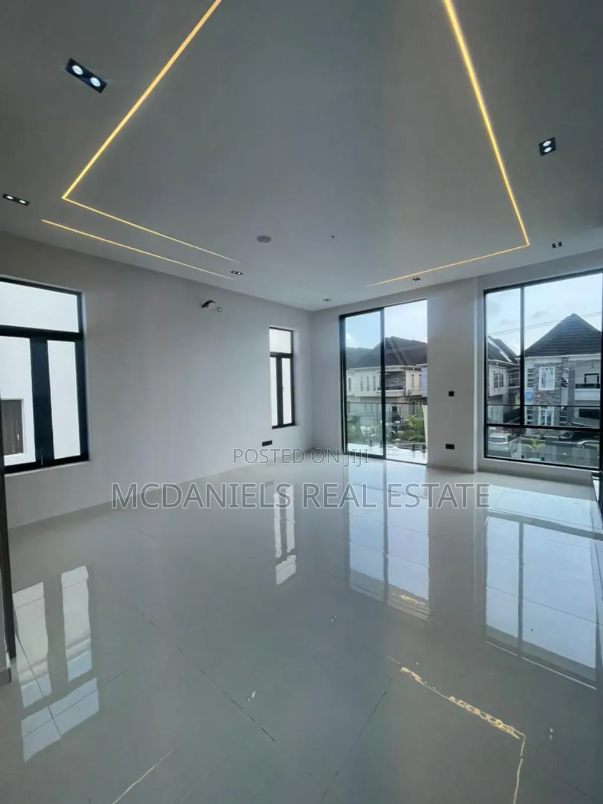 5bdrm Duplex in Ikota for sale