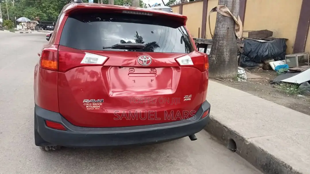 Toyota RAV4 XLE 4dr SUV (2.5L 4cyl 6A) 2015 Red