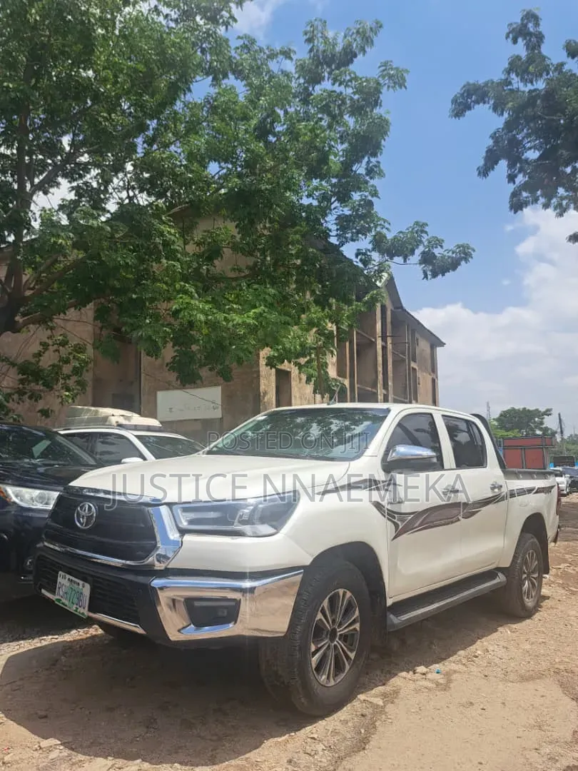 Toyota Hilux 2021 White