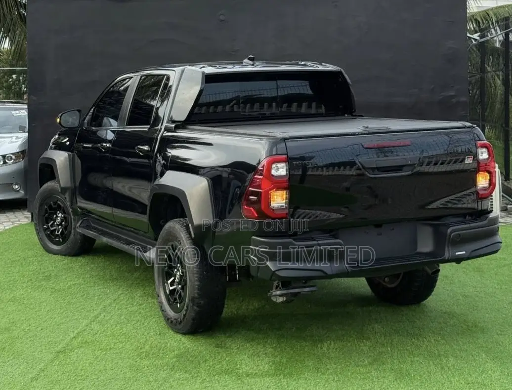 Toyota Hilux 2024 Black