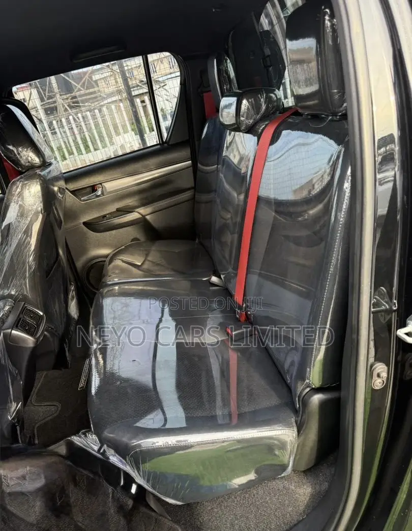 Toyota Hilux 2024 Black