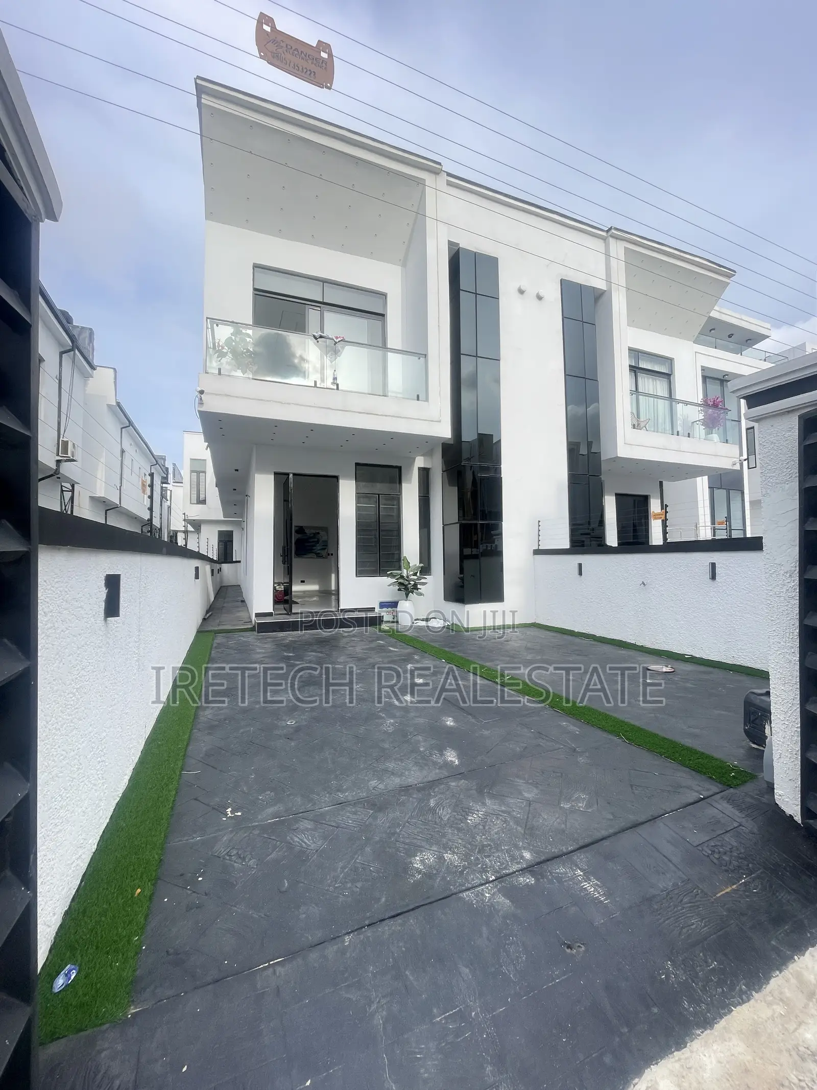 4bdrm Duplex in In A Well Secured, Off Lekki-Epe Expressway for sale