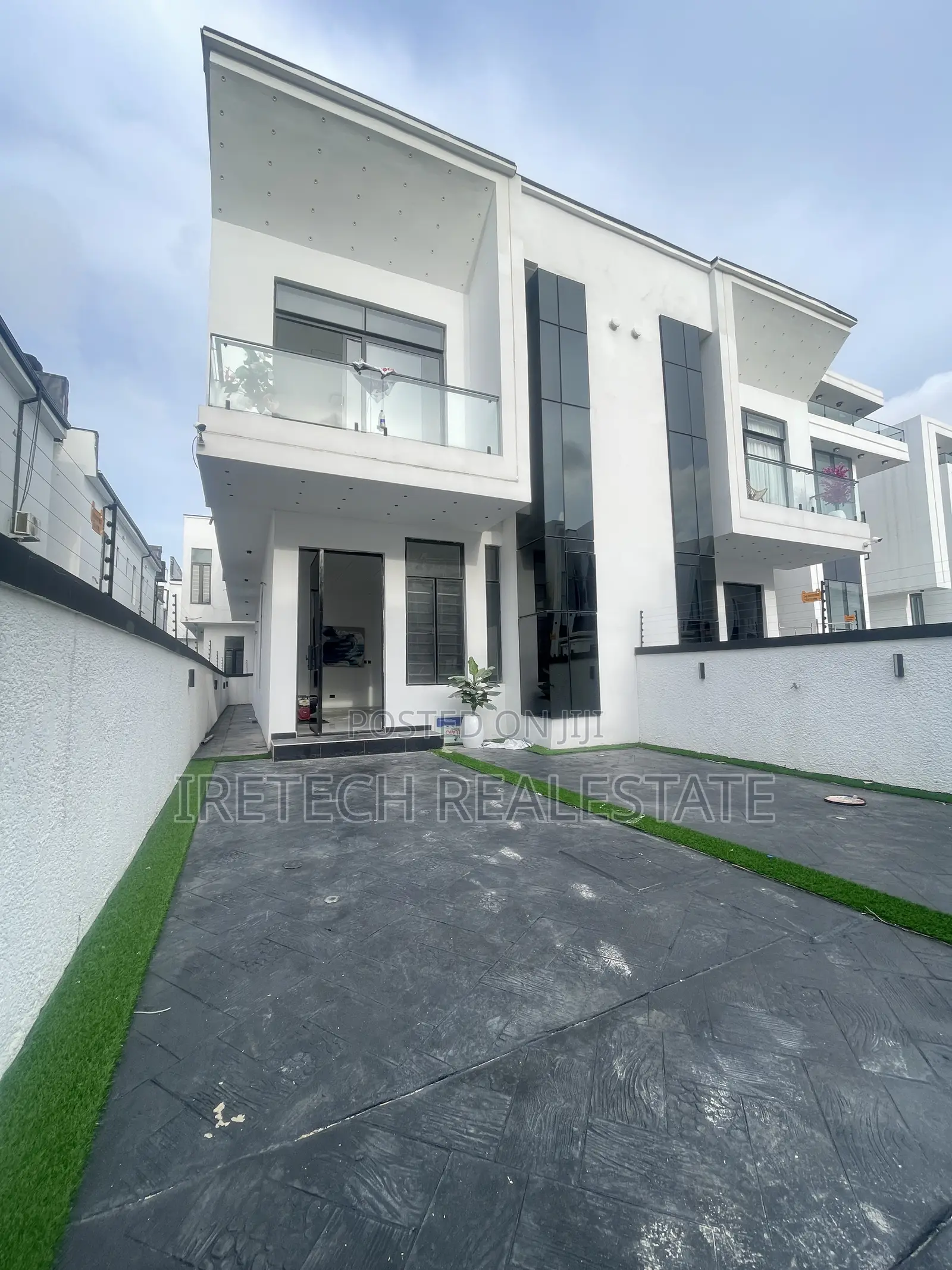 4bdrm Duplex in In A Well Secured, Off Lekki-Epe Expressway for sale