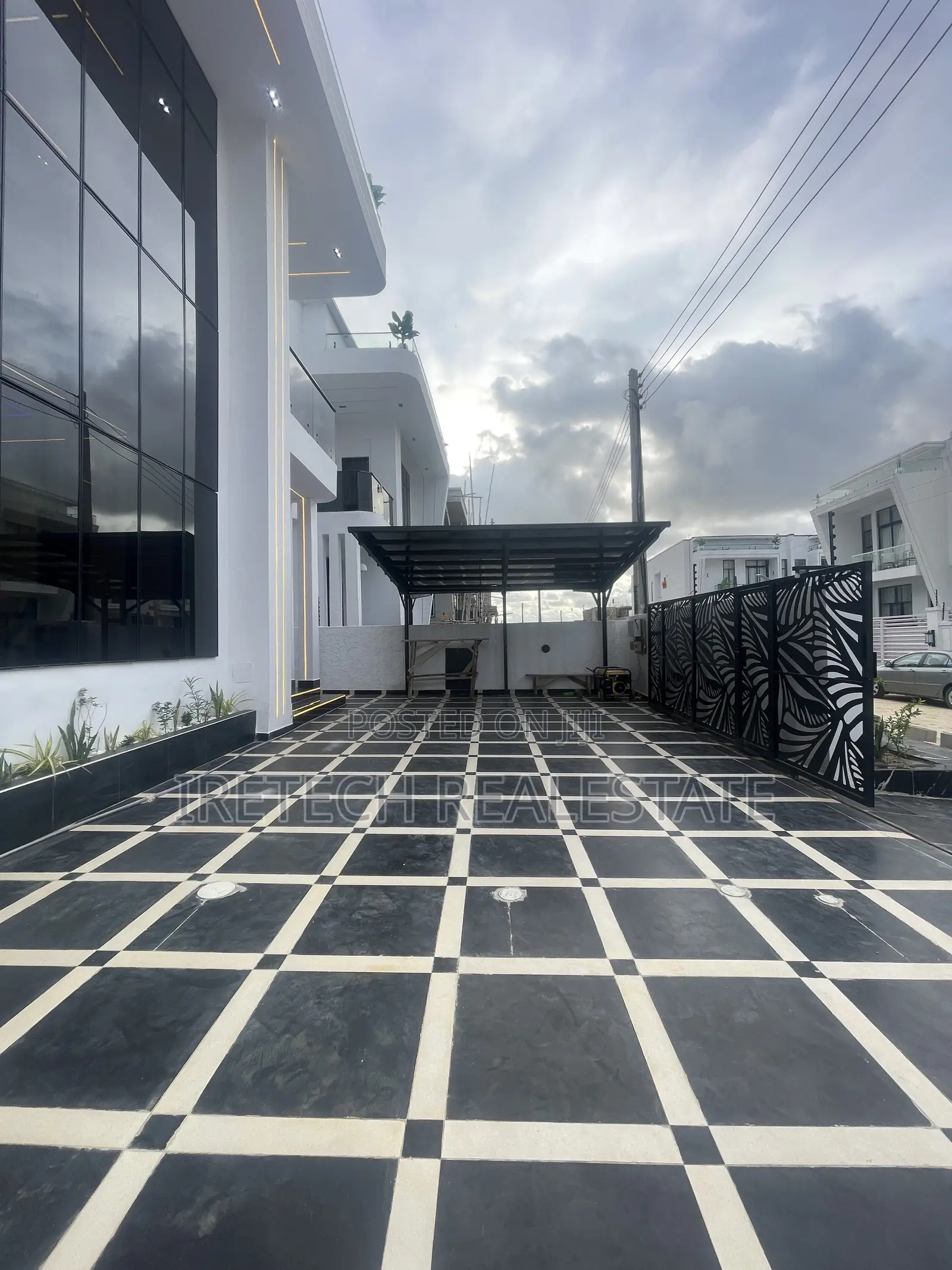5bdrm Duplex in Lekki Palm A Well for sale