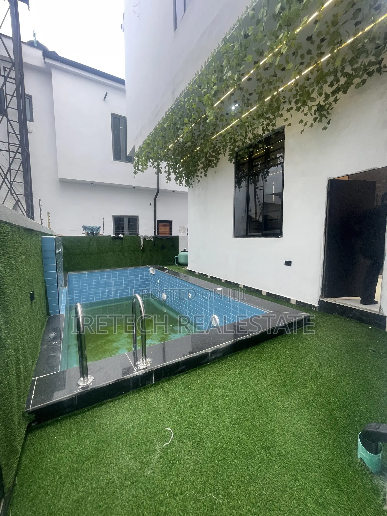 5bdrm Duplex in Lekki Palm A Well for sale