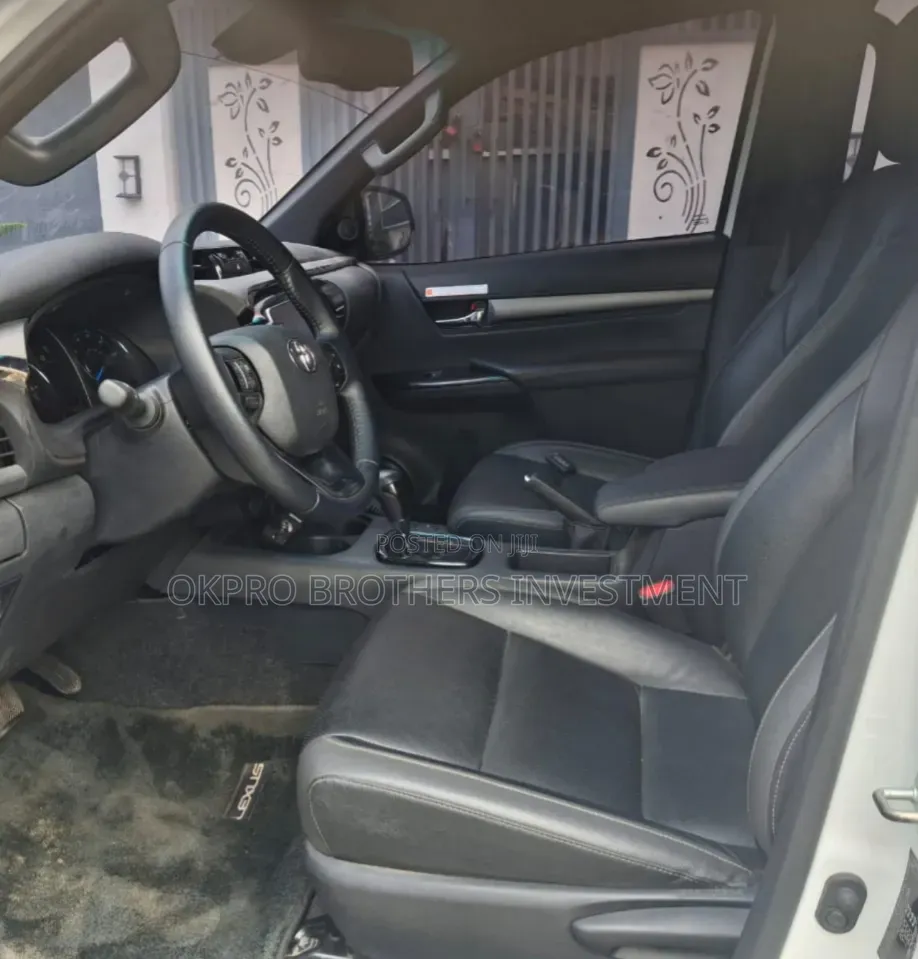 Toyota Hilux 2024 White