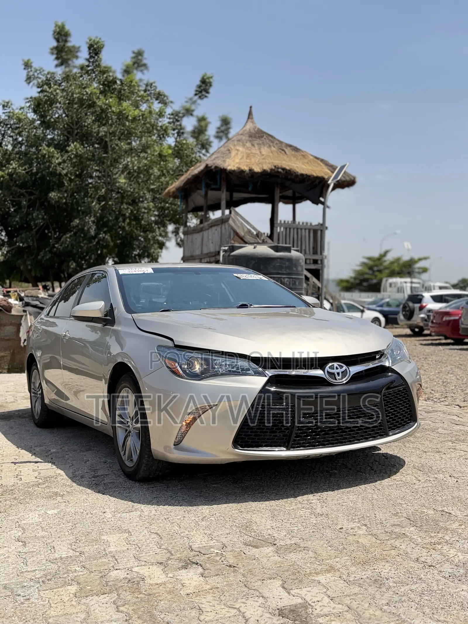 Toyota Camry SE 4dr Sedan (2.5L 4cyl 6A) 2016 Gold