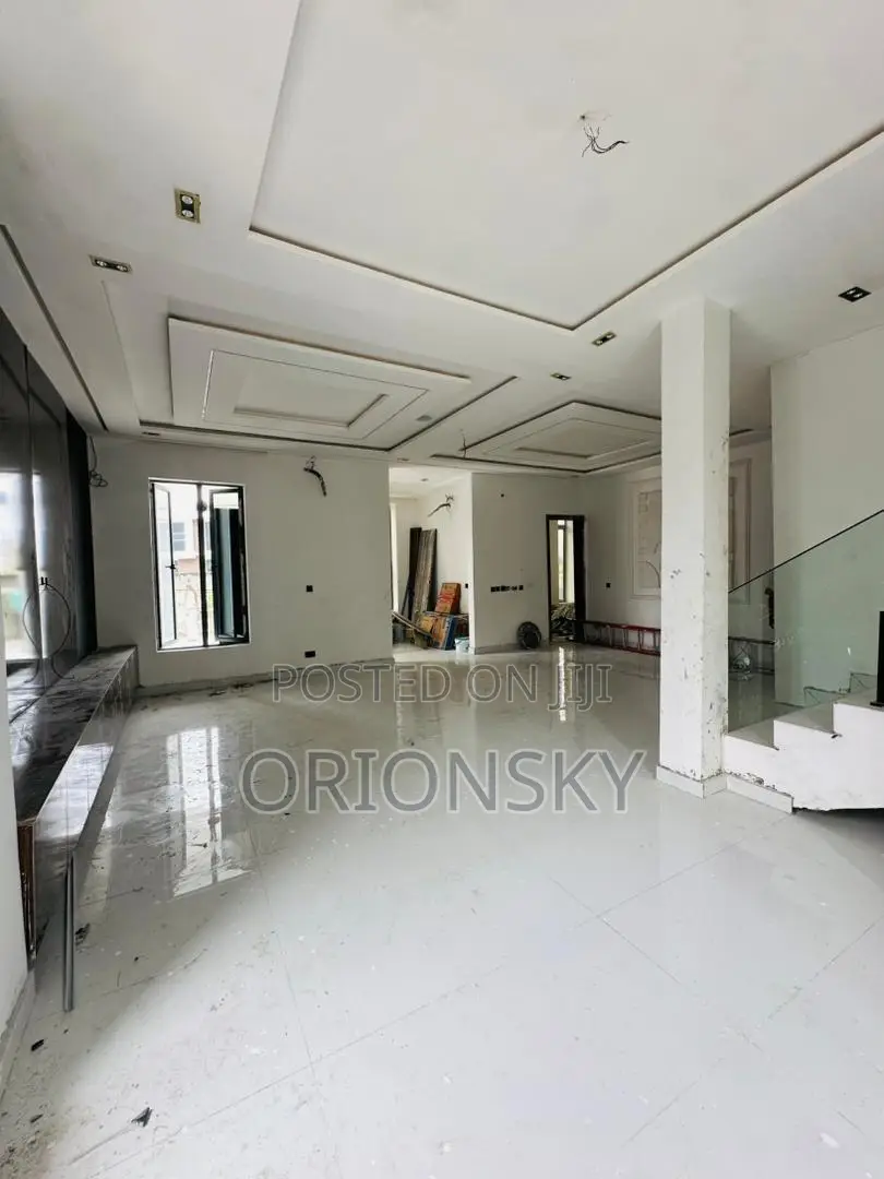 5bdrm Duplex in Off Lekki-Epe Expressway for sale