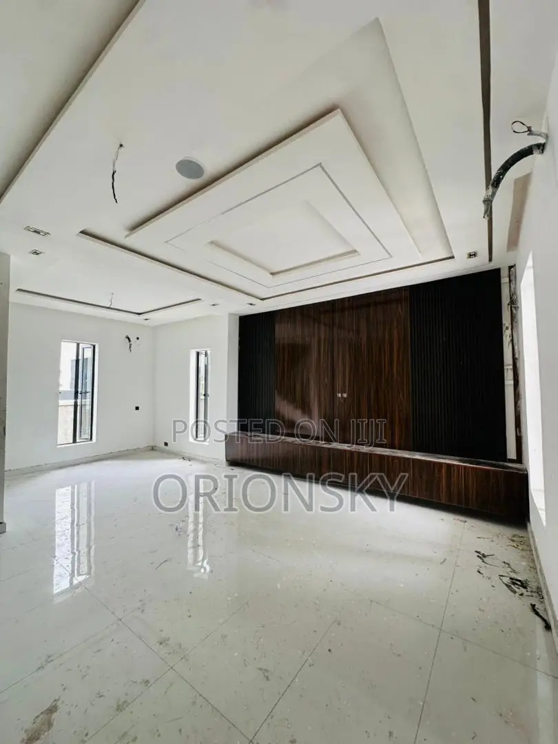 5bdrm Duplex in Off Lekki-Epe Expressway for sale