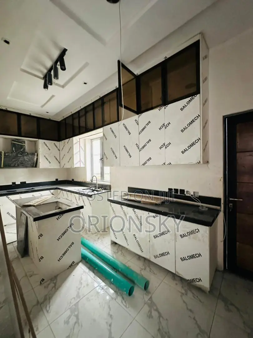 5bdrm Duplex in Off Lekki-Epe Expressway for sale