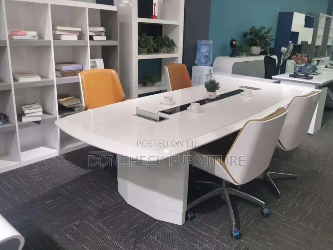 Quality 10 Seater Confrace Table