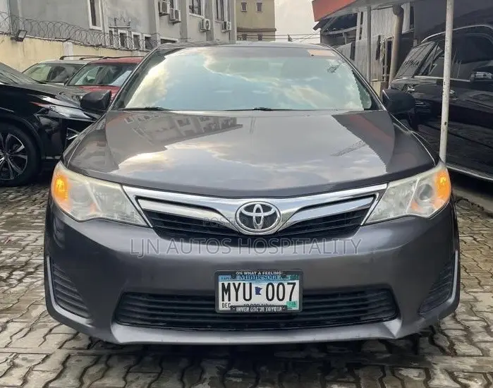 Toyota Camry LE 4dr Sedan (2.5L 4cyl 6A) 2013 Gray