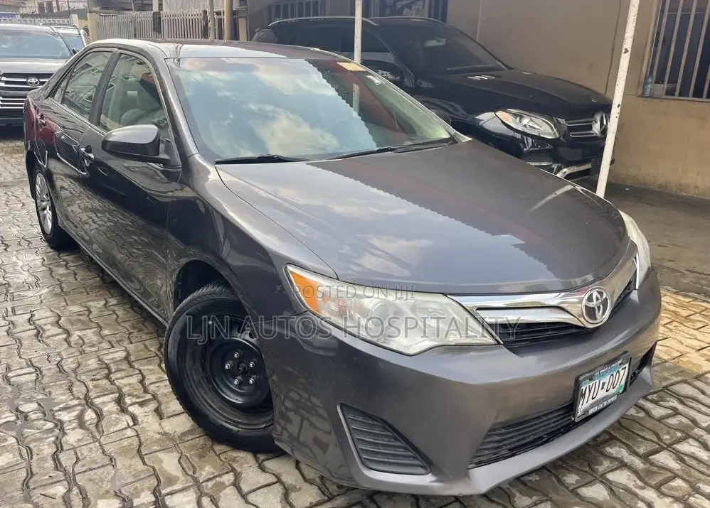 Toyota Camry LE 4dr Sedan (2.5L 4cyl 6A) 2013 Gray